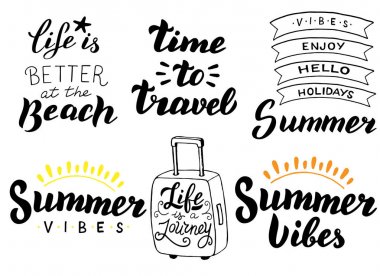 Yaz tatilleri tipografi seti. Gömlek tasarım harfler. Yaz seyahati, maceralar konsepti.