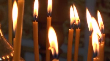 Kilisede mum yakmak.