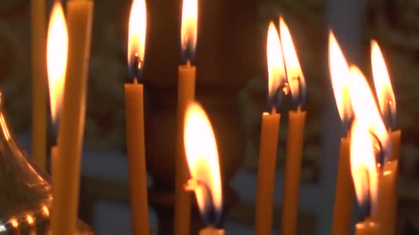 Κάψιμο Κεριών Στην Εκκλησία — Αρχείο Βίντεο