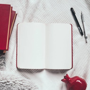 Düz rahat çalışma alanı'nın yatıyordu: açılan sketchbook, kalem ve kurşun kalem