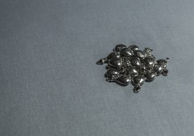 Küçük gümüş süsler. 