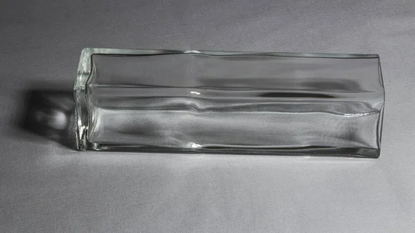 Vase en verre sur fond gris — Photo