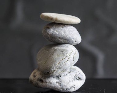 Gelişi piramit. Karanlık bir arka plan karşı.