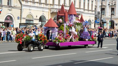 St. Petersburg, Rusya-12 Haziran 2019. Çiçek festivali. Nevsky umudu. Birçok kişi festivale geldi. Platform, süslemeler, çiçekler.