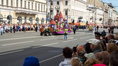 St. Petersburg, Rusya-12 Haziran 2019. Çiçek festivali. Nevsky umudu. Birçok kişi festivale geldi. Platform, süslemeler, çiçekler.