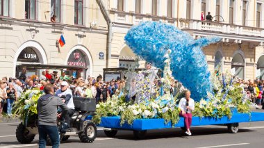 St. Petersburg, Rusya-12 Haziran 2019. Çiçek festivali. Nevsky umudu. Birçok kişi festivale geldi. Platform, süslemeler, çiçekler.