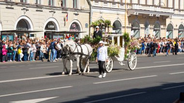 St. Petersburg, Rusya-12 Haziran 2019. Çiçek festivali. Nevsky umudu. Birçok kişi festivale geldi. At, at arabası, çiçekler.