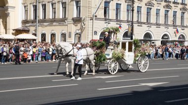 St. Petersburg, Rusya-12 Haziran 2019. Çiçek festivali. Nevsky umudu. Birçok kişi festivale geldi. At, at arabası, çiçekler.