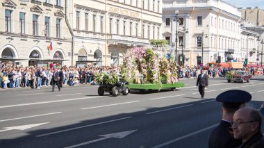 St. Petersburg, Rusya-12 Haziran 2019. Çiçek festivali. Nevsky umudu. Birçok kişi festivale geldi.