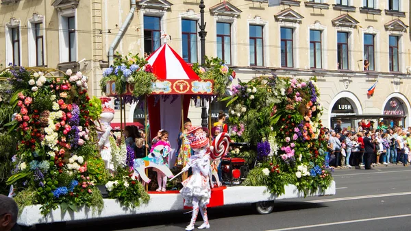 St. petersburg, russland-juni 12, 2019. blumenfest. nevsky Aussicht. Viele Menschen kamen zum Festival. Plattform, Dekorationen, Blumen. — Stockfoto