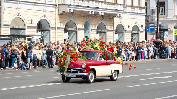 São Petersburgo, Rússia-12 de junho de 2019. Festival da flor. Perspectiva Nevsky. Muitas pessoas vieram ao festival. Carro retrô, flores . — Fotografia de Stock