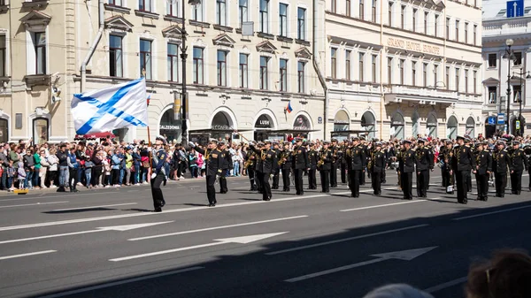 圣彼得堡，俄罗斯-2019年6月12日。花卉节。涅夫斯基的前景。许多人来参加这个节日。军乐队. — 图库照片