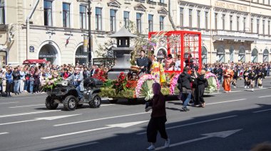 St. Petersburg, Rusya-12 Haziran 2019. Çiçek festivali. Nevsky umudu. Birçok kişi festivale geldi. Platform, süslemeler, çiçekler.