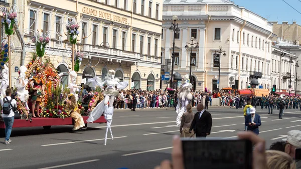 圣彼得堡，俄罗斯-2019年6月12日。花卉节。涅夫斯基的前景。许多人来参加这个节日。平台， 装饰， 鲜花. — 图库照片