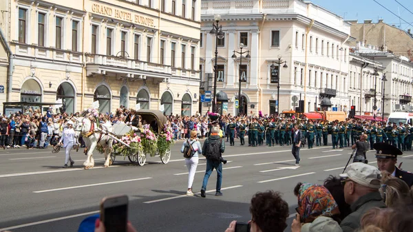 圣彼得堡，俄罗斯-2019年6月12日。花卉节。涅夫斯基的前景。许多人来参加这个节日。马， 马车， 鲜花. — 图库照片