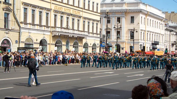 São Petersburgo, Rússia-12 de junho de 2019. Festival da flor. Perspectiva Nevsky. Muitas pessoas vieram ao festival. . — Fotografia de Stock