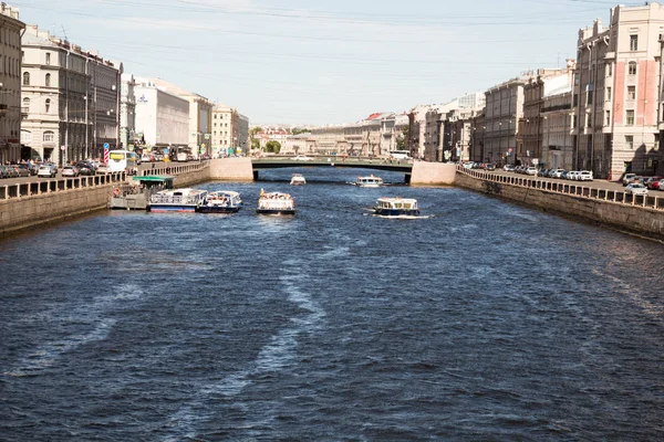 St. Petersburg, Russia-June 12, 2019. The Fontanka River. Pleasure boats with tourists. Historic centre. Sunny day. — Stock Photo, Image