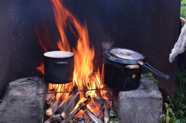 Kamp ateşi Garden tavada üzerinde çorba pişirme