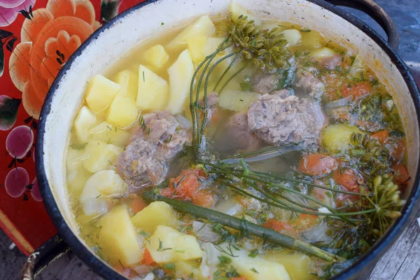 Σούπα με κρέας άνηθο πατάτα καρότο κοντινό νόστιμο μαγείρεμα τηγάνι — Φωτογραφία Αρχείου
