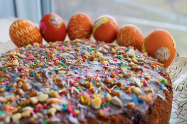 Paskalya kek ve özlemek üzerinde renkli dekorasyon ile renkli yumurta