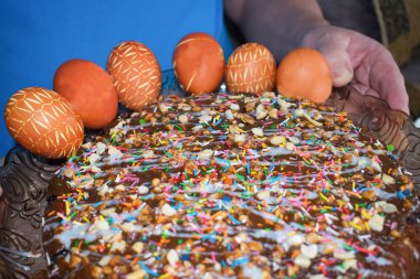 Dinin sembolü olarak renkli tepesi ile haşlanmış yumurta Paskalya kek