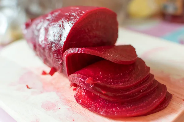 Ahşap kesme tahtası closeup salataya için haşlanmış pancar, Dilimleme