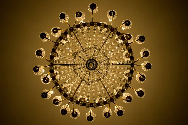 Vintage lámpara de araña de oro techo iluminación antigua mansión — Foto de Stock