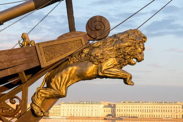 Velero en la estatua del mar estatua de león cielo dorado — Foto de Stock