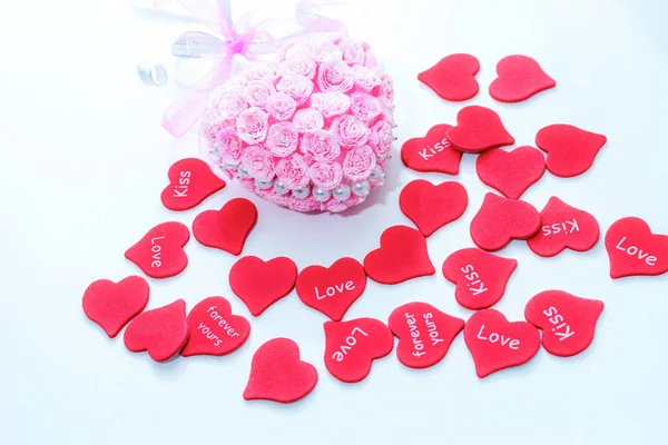 Corações de papel vermelho com decoração artesanal rosa para a celebração do casamento para o dia dos namorados — Fotografia de Stock