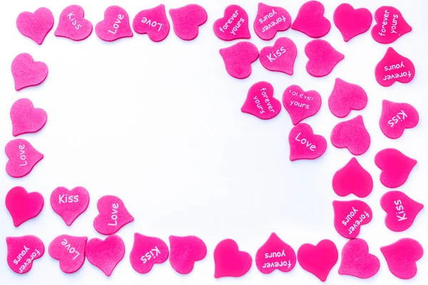 Sevgililer günü kartı ile dağınık kırmızı kalpler arka plan beyaz çerçeve