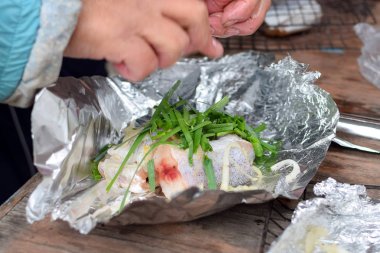 Yeşil soğan yakın çekim ile taze balık yemek