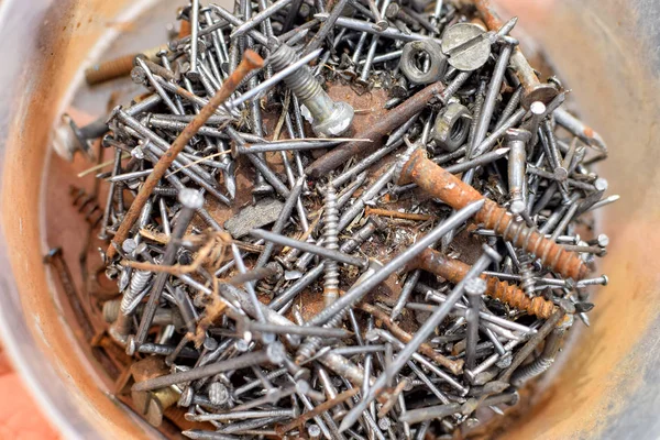 Eski paslı çivi ve vida olabilir altındaki yığını