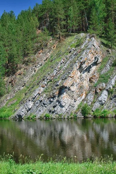 Incredibile vista ad alta roccia sopra il fiume ancora con sfondo foresta — Foto Stock