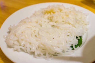 Kafede tabakta beyaz pirinç eriştesi.