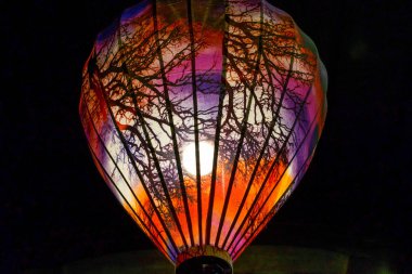 Tatil için karanlıkta renkli parlayan Çin fenerleri