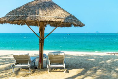 plaj şezlong ıssız sahil deniz çifti