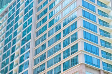 Köşede mavi pencereli gökdelen duvarı