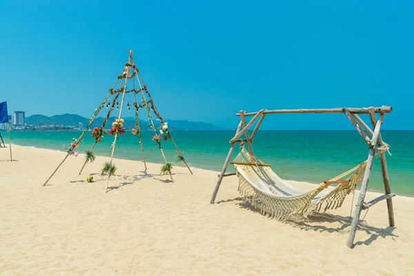 Decoration for wedding on beach with hammock and wooden construction — Stock Photo, Image