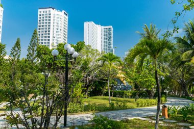 Arka planda avuç içi ve gökdelen ile Park