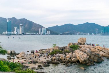 Taş ve binalar ile kıyıda Bol turist