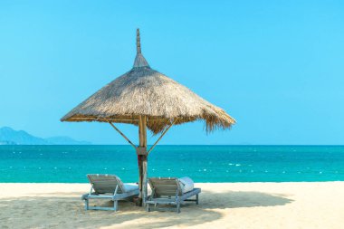 İdealist manzara cennet sahnesi plajda açık mavi gökyüzü gününde boş şezlonglarla