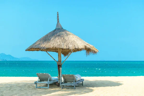 İdealist manzara cennet sahnesi plajda açık mavi gökyüzü gününde boş şezlonglarla