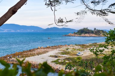 Denize yakın bol taşile terk edilmiş plaj manzarası