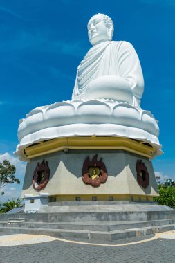 Nha Trang'daki pagoda'da büyük beyaz buda heykeli