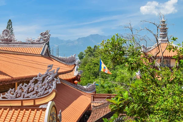 Tropikal ağaçlarile pagoda Budizm tapınağının kırmızı kiremit çatı