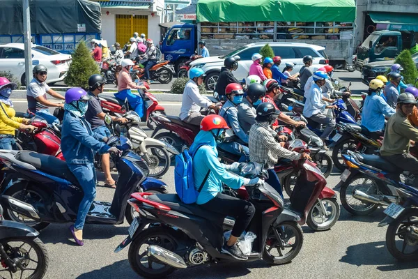 Nha Trang, Vietnam - 13 Nisan 2019: Bol motosikletli gün yoğun saatlerde yolda sürücü