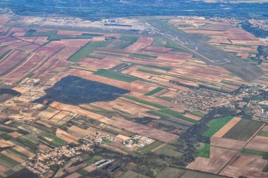 Sonbaharda Avrupa'daki köylerin üzerinde bir uçakta uçuş