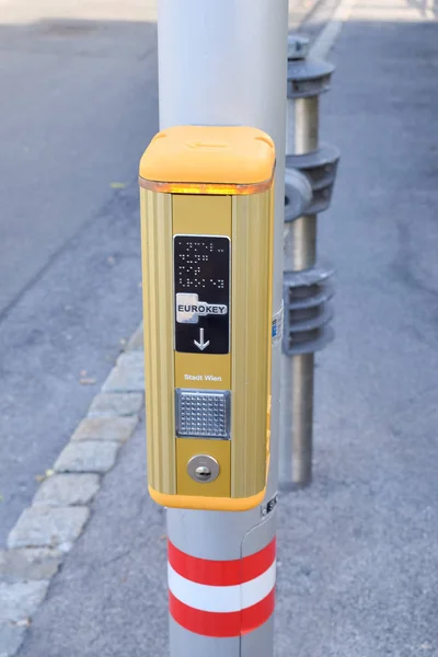Moderní Zvukové poplašné zařízení pro chodce, které chodí pěšky ulicí ve vídeňském Rakousku — Stock fotografie