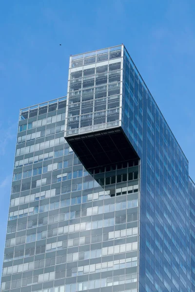 Şehir merkezinde cam ile Yüksek modern gökdelen