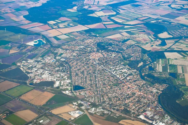 Sonbaharda Avrupa'da köy ve tarlaların üzerinde bir uçakta havadan görünüm
